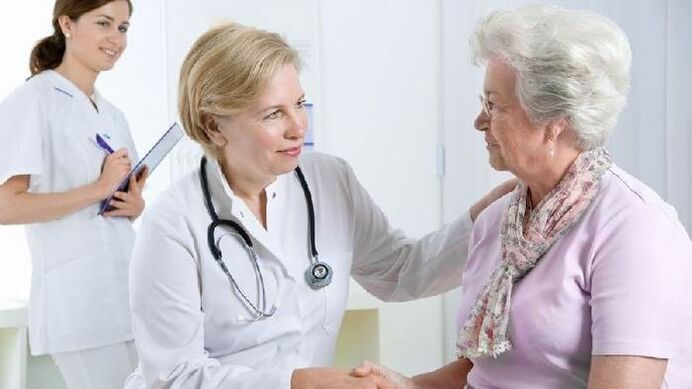 Il medico fornisce al paziente raccomandazioni per il trattamento dell'artrosi